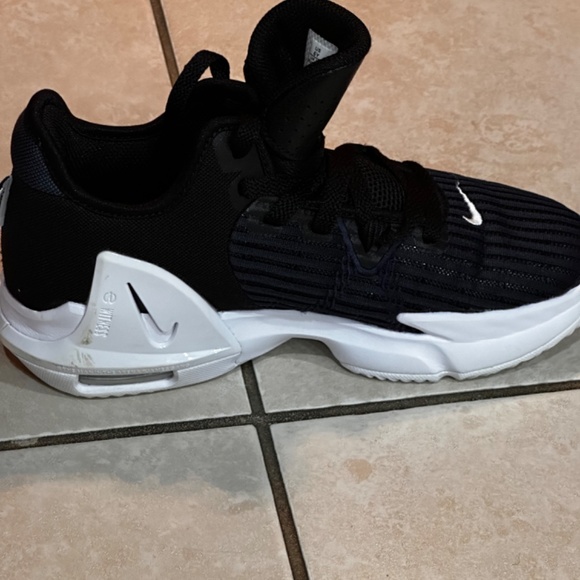 Nike Lebrons Witness 6 - Youth Basketball Sneakers - Picture 9 of 9